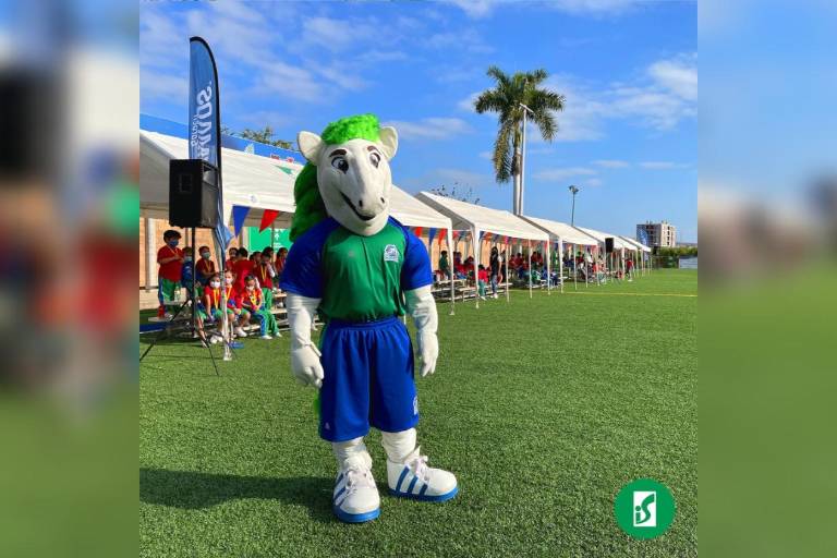 Disfrutan la gran fiesta deportiva de los Rojos y Azules