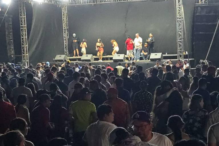 Disfrutan visitantes las noches en playa El Caimanero