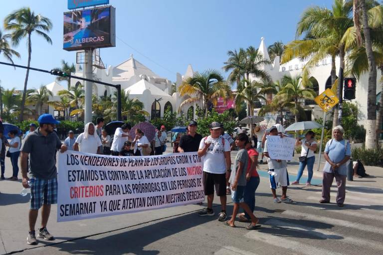 Vendedores de playa se manifiestan contra criterio de permisos de Semarnat