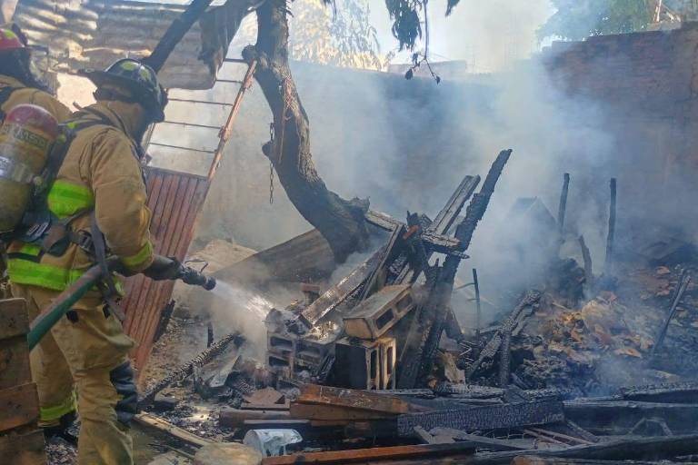 Consume fuego una vivienda de madera en la colonia Allende, en Mazatlán