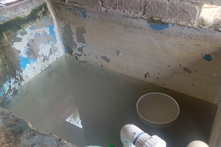 Vecinos de la colonia 13 de septiembre de Escuinapa optan por almacenar agua turbia