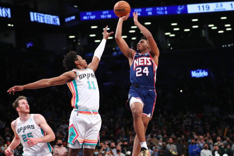 Nets supera a Spurs con canasta de Cam Thomas en tiempo extra