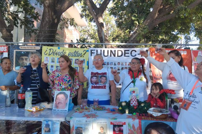 Mujeres buscadoras en Culiacán dedican ‘brindis’ de fin de año a sus familiares desaparecidos