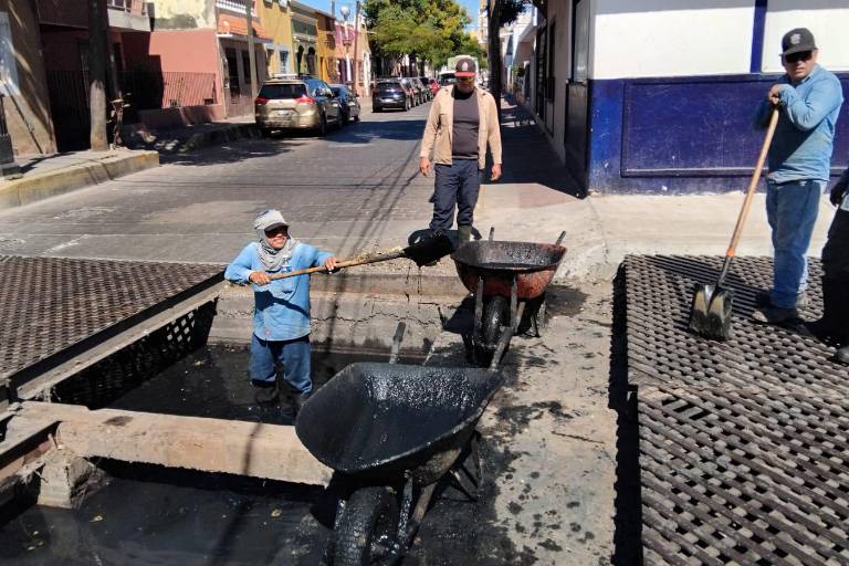 Realizan trabajadores de Obras Públicas limpieza en rejillas de colector pluvial Roosevelt