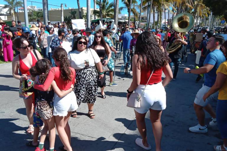 Alcalde de Mazatlán dice que bandas podrán trabajar en playas y abren la Sánchez Taboada para los músicos