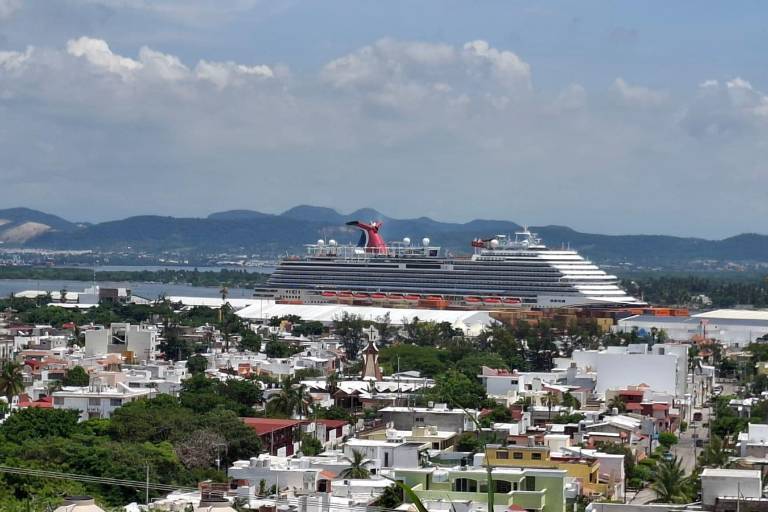 Llega a Mazatlán el crucero turístico Carnival Panorama