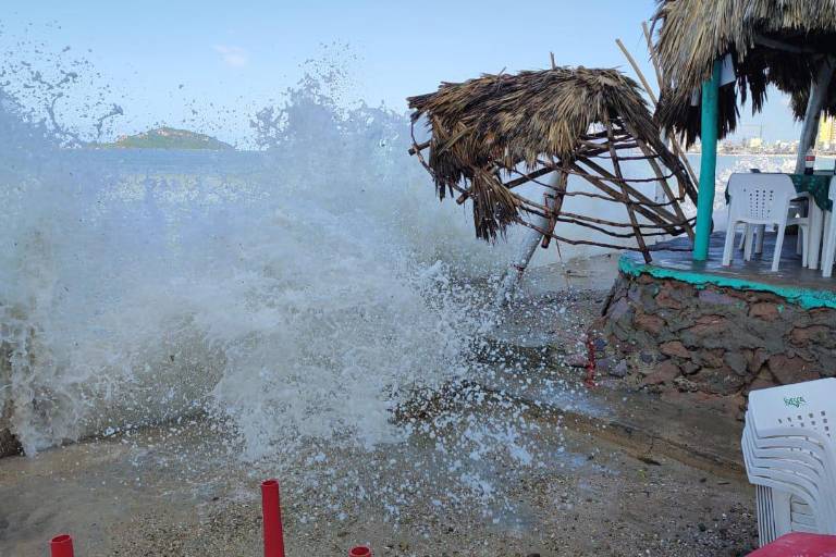 Calculan en cientos de miles de pesos los daños a restaurantes de playa por el fuerte oleaje en Mazatlán