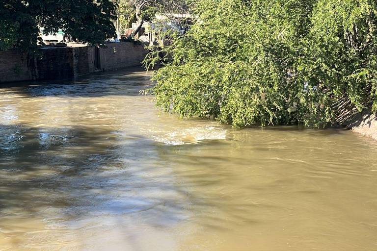 Hombre cae a un canal de Valle Alto, en Culiacán, lo rescatan y lo internan en un hospital
