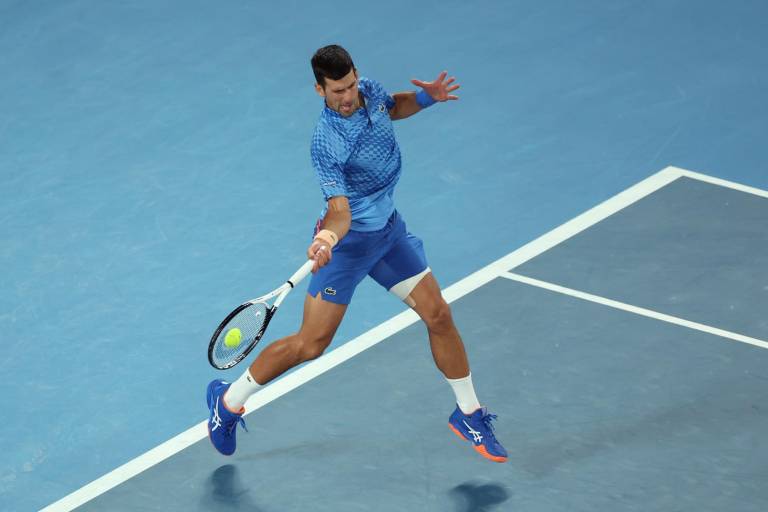 Djokovic resiste a Dimitrov y avanza en Australia