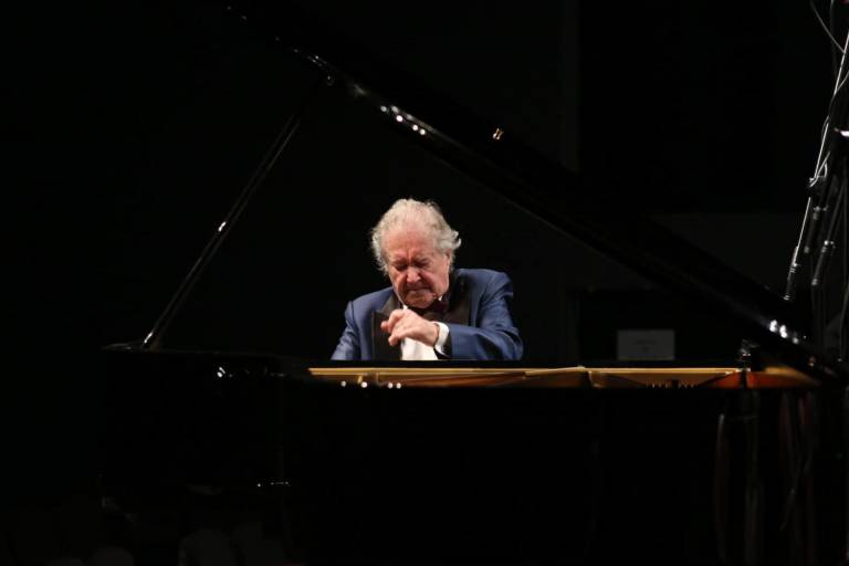 Ovacionan de al pianista Mikhail Voskresensky