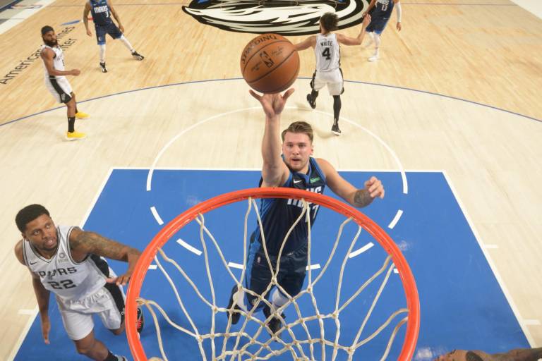 De la mano de Doncic y Porzingis, Mavericks vence a Spurs