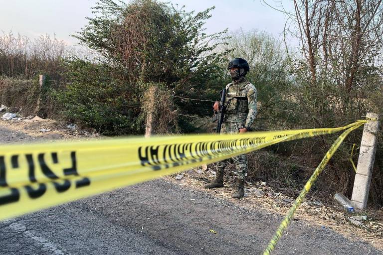Localizan un hombre asesinado con equipo táctico en la sierra de Tepuche, al norte de Culiacán
