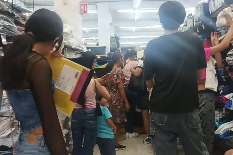 Abarrotan comercios del Centro de Mazatlán por compras de regreso a clases