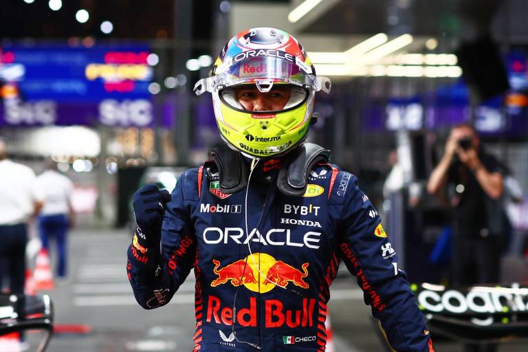 ‘Checo’ Pérez tira dardo a Verstappen, tras nueva polémica: ‘Hay que hacer caso al equipo’