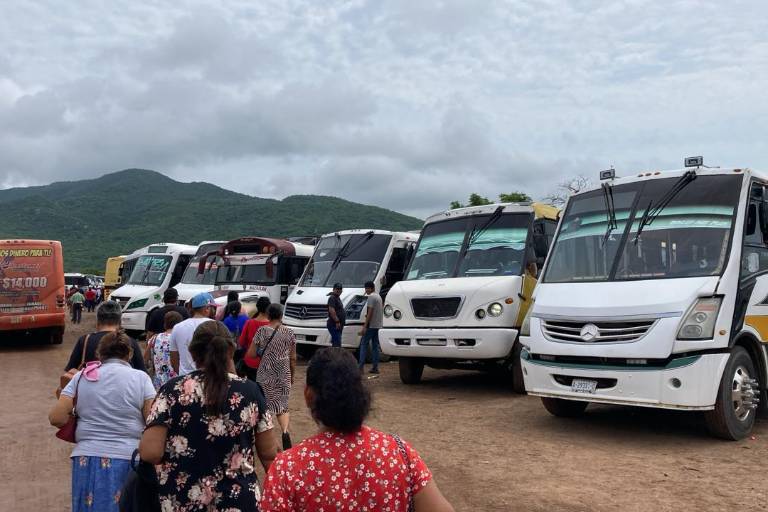 Camiones de la Alianza de Mazatlán ‘acarrean’ a personas a evento de inauguración