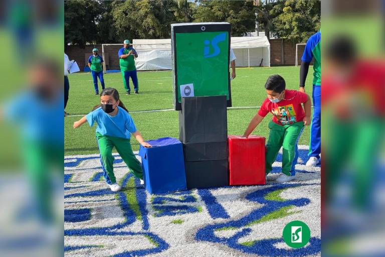 Disfrutan la gran fiesta deportiva de los Rojos y Azules