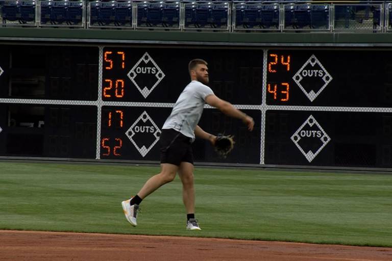 Brazo de Bryce Harper no mejora; seguirá como bateador designado
