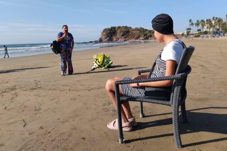Betzabel, joven con cáncer, conoce por primera vez el mar en Mazatlán