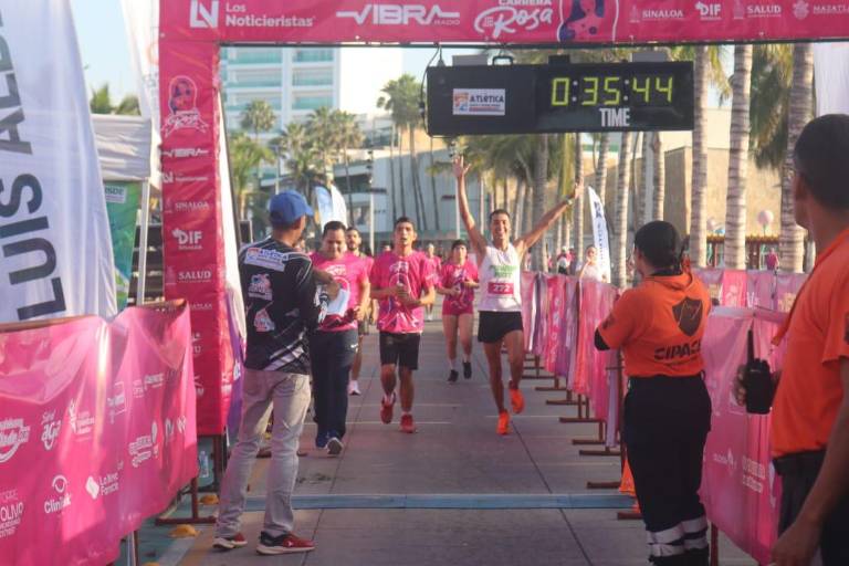 Solís y Leyva conquistan la Carrera Rosa, en Mazatlán