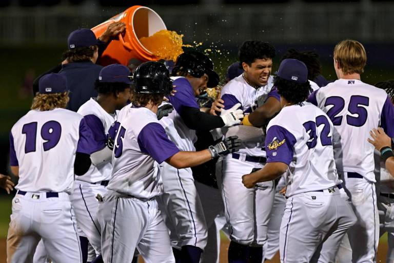 Brillan Ildefonso Ruiz y Hansen López con el madero