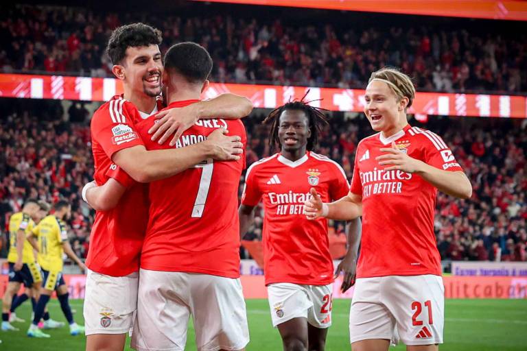 Benfica gana al Estoril y es el nuevo líder en Portugal
