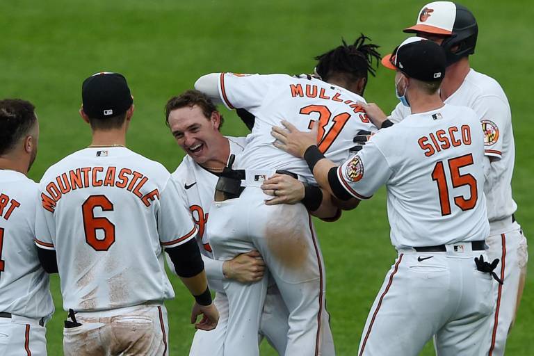 Orioles dejan tendidos a Yanquis en la décima