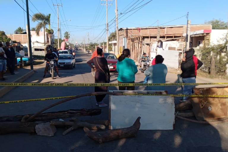 Bloqueo de la avenida Pino Suárez provoca caos vial en el sur de Mazatlán