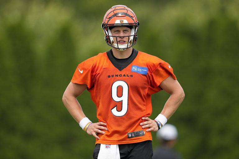 Joe Burrow es sacado del campo por lesión en la pantorrilla