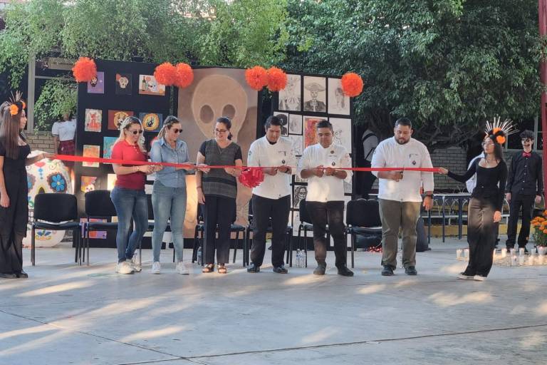 Cbtis 51 resalta las tradiciones mexicanas con Festival del Día de Muertos y exhibición de altares