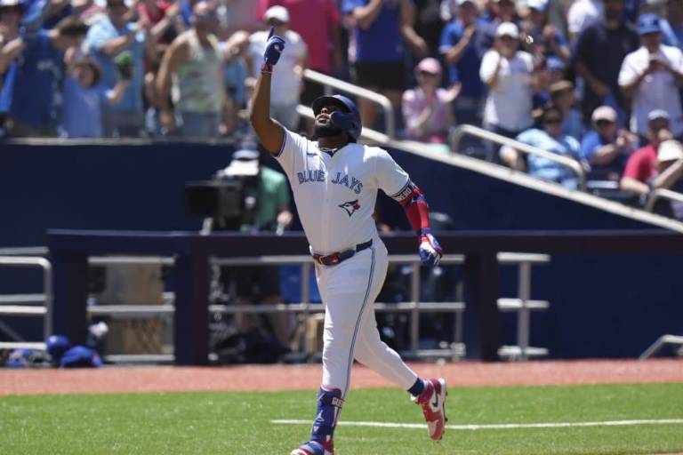 Azulejos someten a Orioles con HR de Vladdy y un sólido Kikuchi