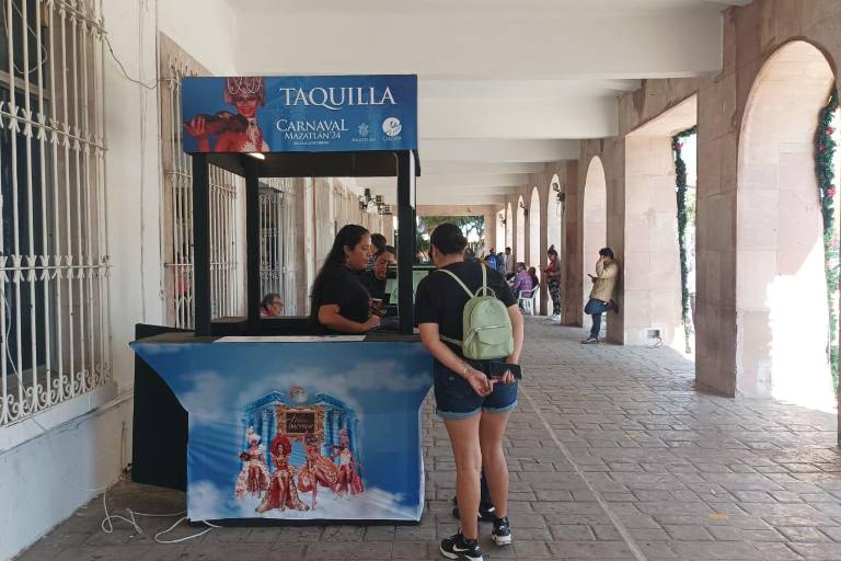 Pernoctan afuera de taquilla para comprar boletos para los espectáculos del Carnaval 2024