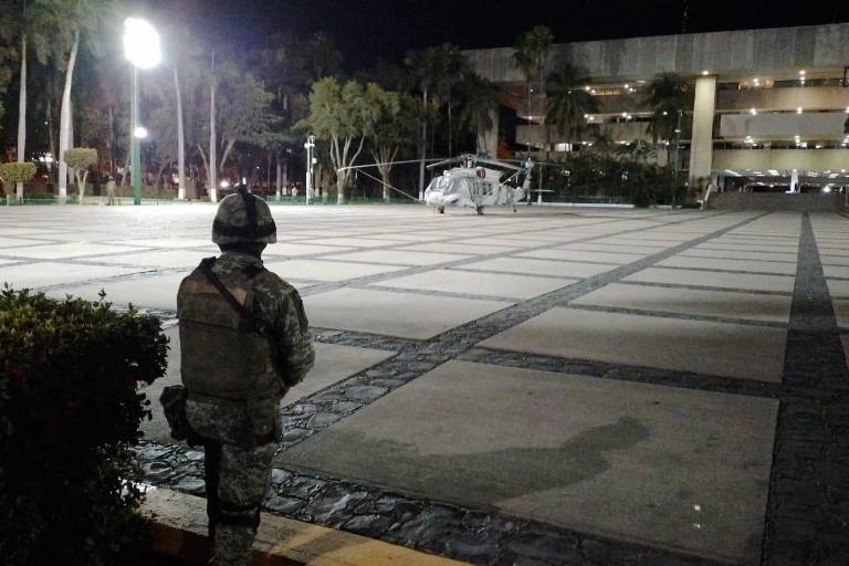 Aterrizan aeronaves militares en la explanada de Palacio de Gobierno en Culiacán