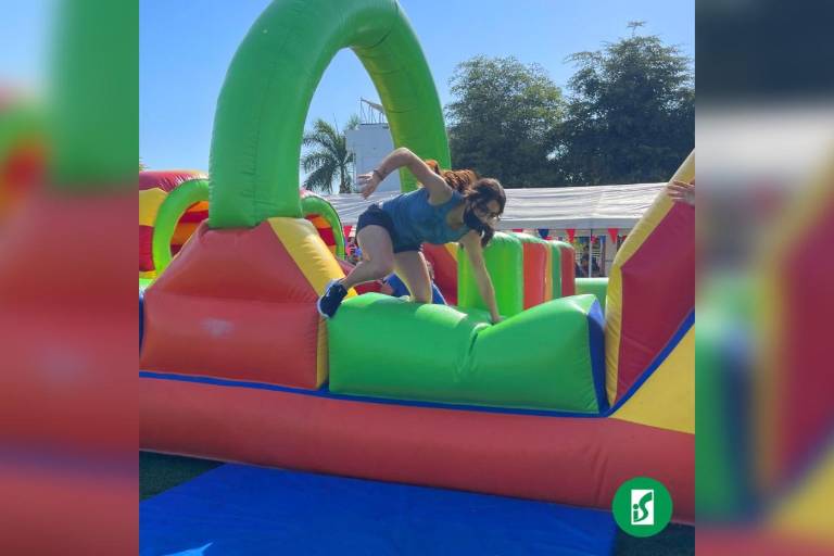 Disfrutan la gran fiesta deportiva de los Rojos y Azules
