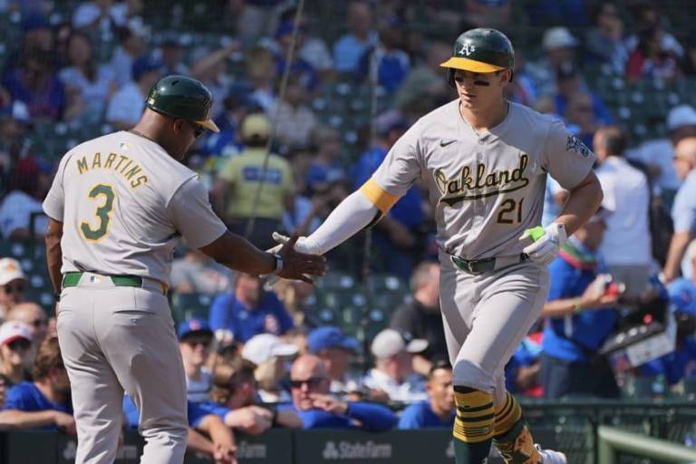Atléticos viene de atrás para asegurar la serie en el Wrigley