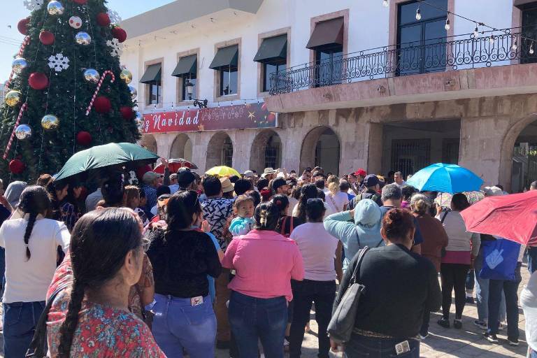 Atiende Alcaldesa de Mazatlán a desplazados que bloquean calles del Centro