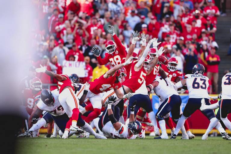 Chiefs mantienen su invicto con un final milagroso ante Broncos