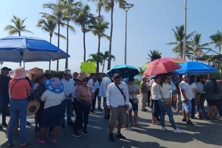 Entrega de permisos a vendedores de playa corresponde totalmente a la Semarnat: Alcalde