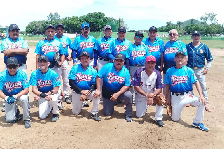Familia Herrera continúa con buen paso en Liga de 60 y Más