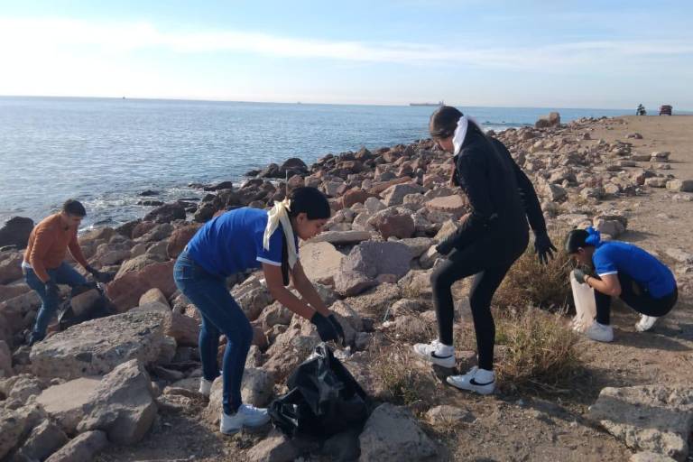 Hallan envases de bebidas, envolturas de frituras y colillas de cigarros en escolleras del Cerro del Crestón