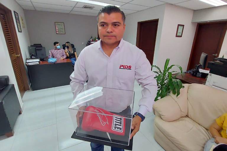 PIDS subasta guante autografiado por Saúl ‘Canelo’ Álvarez