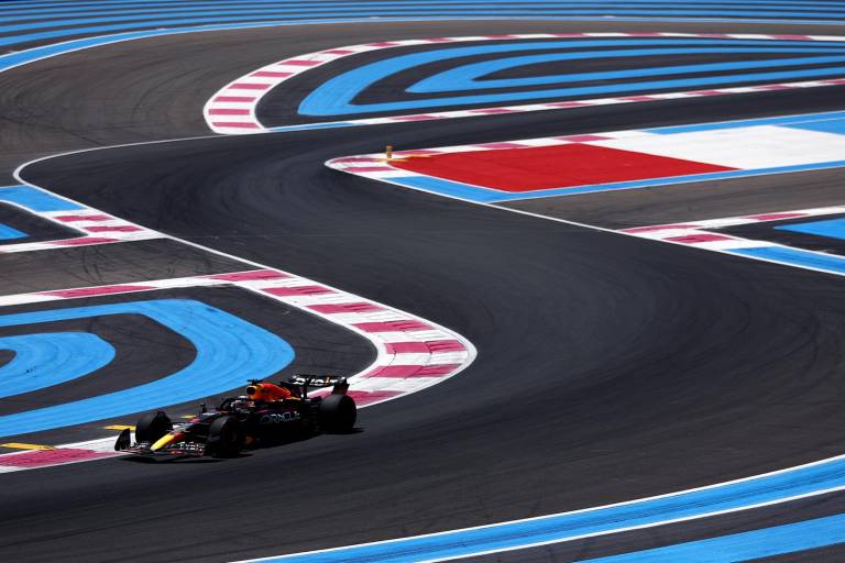 Checo Pérez tiene complicada jornada de prácticas en Francia