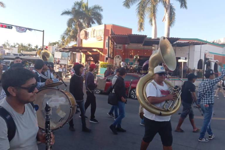 Rocha Moya en contra de prohibir la actividad de músicos en playas de Mazatlán