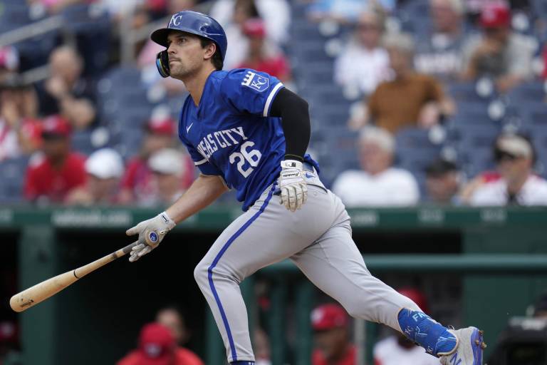 Adam Frazier regresa a los Piratas con un contrato por una temporada