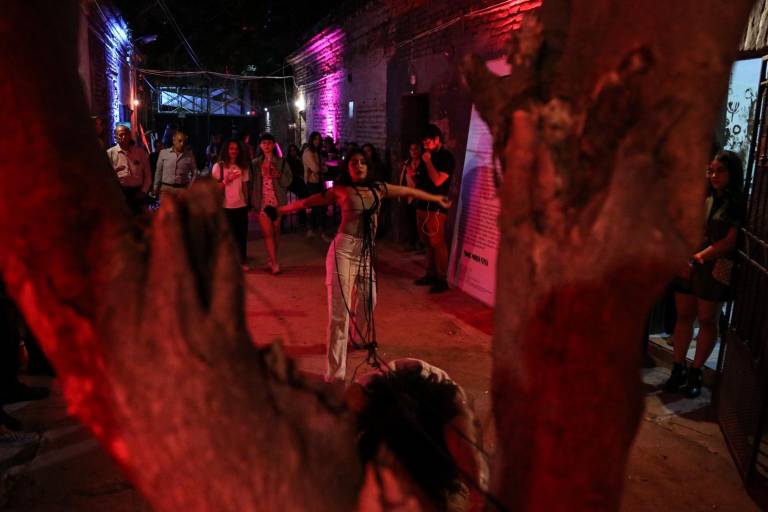 Conjugan la danza y la música con el arte contemporáneo