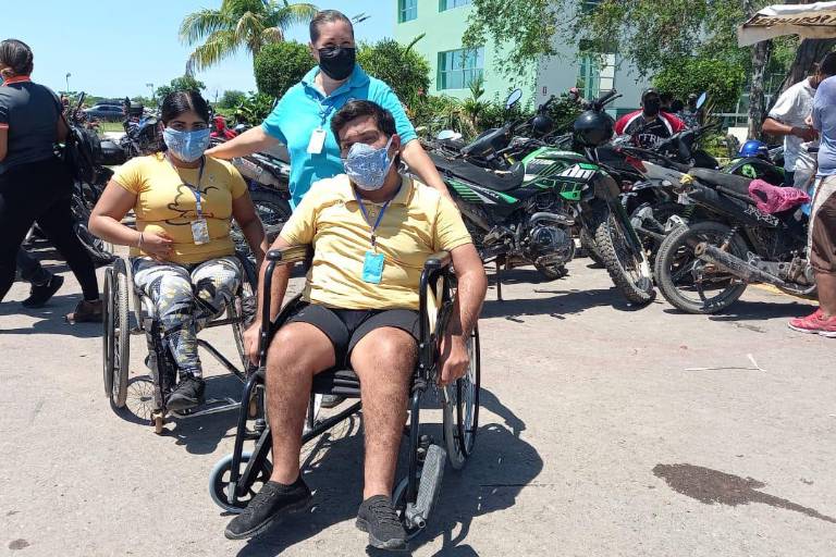 Se convierte Guadalupe en el primer joven vacunado en Escuinapa