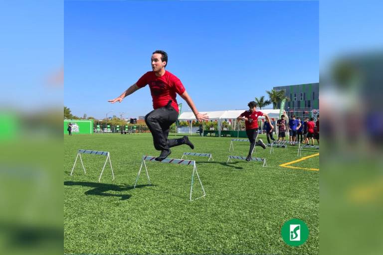 Disfrutan la gran fiesta deportiva de los Rojos y Azules