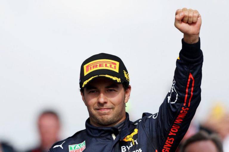 Checo Pérez disfruta las últimas vueltas ‘épicas’ en Silverstone