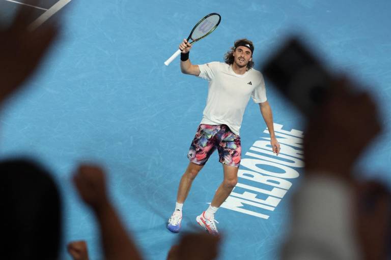 Tsitsipas sufre para alcanzar los cuartos de final en el Abierto de Australia