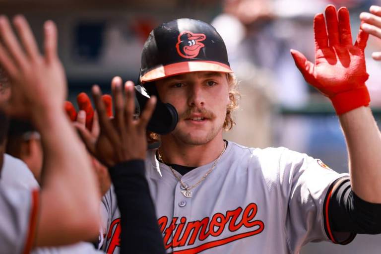 Orioles se llevan serie en Anaheim detrás de Henderson, Kremer