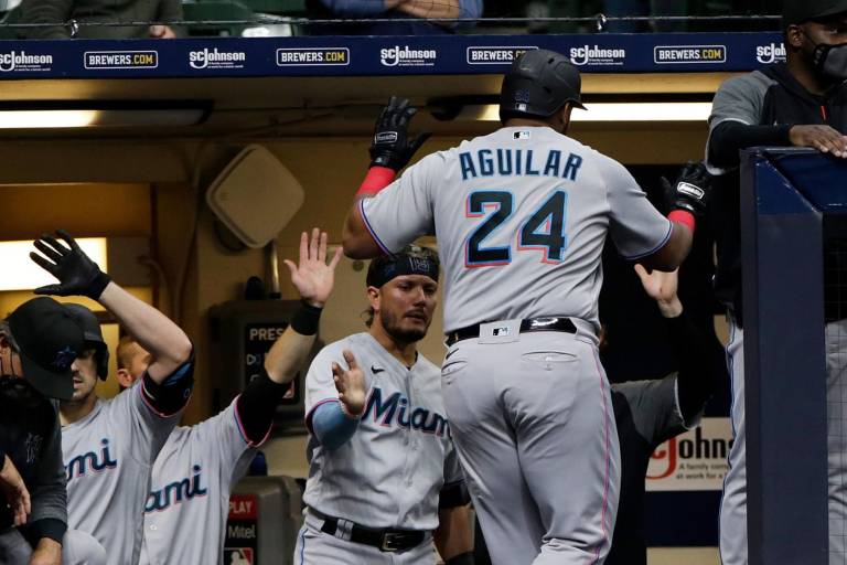 Aguilar vuelve a botarla en triunfo de Marlins ante Cerveceros